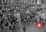 Standbild französischen Widerstandskämpfer übernehmen Sie die Kontrolle Reims Frankreich, 1944, aus Sekunde 38 historischem Filmmaterial Videoclip 65675055076