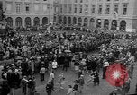Standbild französischen Widerstandskämpfer übernehmen Sie die Kontrolle Reims Frankreich, 1944, aus Sekunde 45 historischem Filmmaterial Videoclip 65675055076