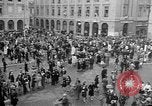 Standbild französischen Widerstandskämpfer übernehmen Sie die Kontrolle Reims Frankreich, 1944, aus Sekunde 52 historischem Filmmaterial Videoclip 65675055076