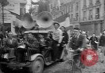 Standbild französischen Widerstandskämpfer übernehmen Sie die Kontrolle Reims Frankreich, 1944, aus Sekunde 56 historischem Filmmaterial Videoclip 65675055076