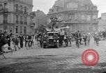 Standbild französischen Widerstandskämpfer übernehmen Sie die Kontrolle Reims Frankreich, 1944, aus Sekunde 61 historischem Filmmaterial Videoclip 65675055076