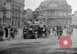 Standbild französischen Widerstandskämpfer übernehmen Sie die Kontrolle Reims Frankreich, 1944, aus Sekunde 62 historischem Filmmaterial Videoclip 65675055076