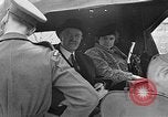 Image des membres britanniques du Parlement visiter Camp de concentration Buchenwald Allemagne, 1945, de la seconde 4 séquences d'archives historiques vidéo 65675055079