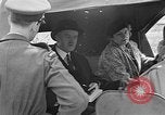Image des membres britanniques du Parlement visiter Camp de concentration Buchenwald Allemagne, 1945, de la seconde 6 séquences d'archives historiques vidéo 65675055079