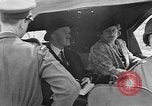 Image des membres britanniques du Parlement visiter Camp de concentration Buchenwald Allemagne, 1945, de la seconde 7 séquences d'archives historiques vidéo 65675055079