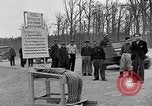 Image des membres britanniques du Parlement visiter Camp de concentration Buchenwald Allemagne, 1945, de la seconde 18 séquences d'archives historiques vidéo 65675055079