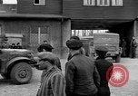 Image des membres britanniques du Parlement visiter Camp de concentration Buchenwald Allemagne, 1945, de la seconde 27 séquences d'archives historiques vidéo 65675055079