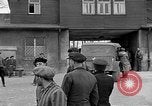 Image des membres britanniques du Parlement visiter Camp de concentration Buchenwald Allemagne, 1945, de la seconde 30 séquences d'archives historiques vidéo 65675055079