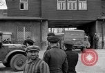 Image des membres britanniques du Parlement visiter Camp de concentration Buchenwald Allemagne, 1945, de la seconde 31 séquences d'archives historiques vidéo 65675055079
