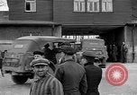 Image des membres britanniques du Parlement visiter Camp de concentration Buchenwald Allemagne, 1945, de la seconde 32 séquences d'archives historiques vidéo 65675055079
