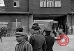 Image des membres britanniques du Parlement visiter Camp de concentration Buchenwald Allemagne, 1945, de la seconde 33 séquences d'archives historiques vidéo 65675055079