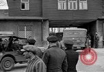 Image des membres britanniques du Parlement visiter Camp de concentration Buchenwald Allemagne, 1945, de la seconde 34 séquences d'archives historiques vidéo 65675055079