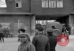 Image des membres britanniques du Parlement visiter Camp de concentration Buchenwald Allemagne, 1945, de la seconde 36 séquences d'archives historiques vidéo 65675055079