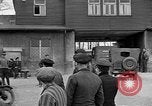 Image des membres britanniques du Parlement visiter Camp de concentration Buchenwald Allemagne, 1945, de la seconde 37 séquences d'archives historiques vidéo 65675055079