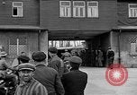 Image des membres britanniques du Parlement visiter Camp de concentration Buchenwald Allemagne, 1945, de la seconde 41 séquences d'archives historiques vidéo 65675055079