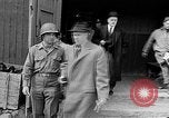 Image des membres britanniques du Parlement visiter Camp de concentration Buchenwald Allemagne, 1945, de la seconde 59 séquences d'archives historiques vidéo 65675055079