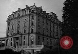 Standbild anglo-amerikanischen NS-Internierungslager Vittel Frankreich, 1944, aus Sekunde 3 historischem Filmmaterial Videoclip 65675055087