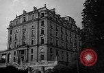 Standbild anglo-amerikanischen NS-Internierungslager Vittel Frankreich, 1944, aus Sekunde 4 historischem Filmmaterial Videoclip 65675055087