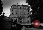 Standbild anglo-amerikanischen NS-Internierungslager Vittel Frankreich, 1944, aus Sekunde 14 historischem Filmmaterial Videoclip 65675055087