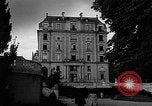 Standbild anglo-amerikanischen NS-Internierungslager Vittel Frankreich, 1944, aus Sekunde 17 historischem Filmmaterial Videoclip 65675055087