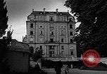 Standbild anglo-amerikanischen NS-Internierungslager Vittel Frankreich, 1944, aus Sekunde 18 historischem Filmmaterial Videoclip 65675055087