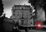 Standbild anglo-amerikanischen NS-Internierungslager Vittel Frankreich, 1944, aus Sekunde 19 historischem Filmmaterial Videoclip 65675055087