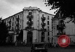 Standbild anglo-amerikanischen NS-Internierungslager Vittel Frankreich, 1944, aus Sekunde 20 historischem Filmmaterial Videoclip 65675055087
