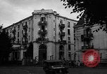 Standbild anglo-amerikanischen NS-Internierungslager Vittel Frankreich, 1944, aus Sekunde 21 historischem Filmmaterial Videoclip 65675055087