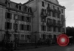 Standbild anglo-amerikanischen NS-Internierungslager Vittel Frankreich, 1944, aus Sekunde 28 historischem Filmmaterial Videoclip 65675055087