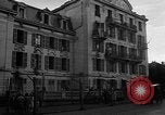 Standbild anglo-amerikanischen NS-Internierungslager Vittel Frankreich, 1944, aus Sekunde 29 historischem Filmmaterial Videoclip 65675055087