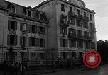 Standbild anglo-amerikanischen NS-Internierungslager Vittel Frankreich, 1944, aus Sekunde 31 historischem Filmmaterial Videoclip 65675055087