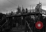 Standbild anglo-amerikanischen NS-Internierungslager Vittel Frankreich, 1944, aus Sekunde 36 historischem Filmmaterial Videoclip 65675055087