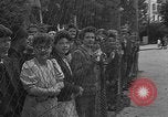 Standbild anglo-amerikanischen NS-Internierungslager Vittel Frankreich, 1944, aus Sekunde 52 historischem Filmmaterial Videoclip 65675055087