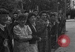Standbild anglo-amerikanischen NS-Internierungslager Vittel Frankreich, 1944, aus Sekunde 57 historischem Filmmaterial Videoclip 65675055087