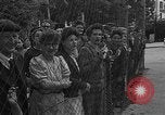Standbild anglo-amerikanischen NS-Internierungslager Vittel Frankreich, 1944, aus Sekunde 58 historischem Filmmaterial Videoclip 65675055087