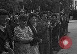 Standbild anglo-amerikanischen NS-Internierungslager Vittel Frankreich, 1944, aus Sekunde 59 historischem Filmmaterial Videoclip 65675055087