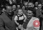 Standbild anglo-amerikanischen NS-Lager Vittel Frankreich, 1944, aus Sekunde 9 historischem Filmmaterial Videoclip 65675055088