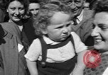 Standbild anglo-amerikanischen NS-Lager Vittel Frankreich, 1944, aus Sekunde 13 historischem Filmmaterial Videoclip 65675055088
