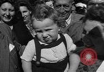 Standbild anglo-amerikanischen NS-Lager Vittel Frankreich, 1944, aus Sekunde 14 historischem Filmmaterial Videoclip 65675055088