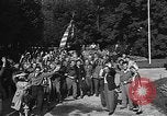 Standbild anglo-amerikanischen NS-Lager Vittel Frankreich, 1944, aus Sekunde 26 historischem Filmmaterial Videoclip 65675055088