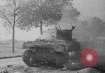 Image des troupes américaines avançant dans Seconde Guerre Mondiale Belgique, 1944, de la seconde 37 séquences d'archives historiques vidéo 65675055108