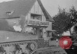 Image des troupes américaines avançant dans Seconde Guerre Mondiale Belgique, 1944, de la seconde 42 séquences d'archives historiques vidéo 65675055108