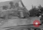 Image des troupes américaines avançant dans Seconde Guerre Mondiale Belgique, 1944, de la seconde 45 séquences d'archives historiques vidéo 65675055108