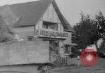 Image des troupes américaines avançant dans Seconde Guerre Mondiale Belgique, 1944, de la seconde 46 séquences d'archives historiques vidéo 65675055108