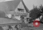 Image des troupes américaines avançant dans Seconde Guerre Mondiale Belgique, 1944, de la seconde 48 séquences d'archives historiques vidéo 65675055108