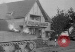 Image des troupes américaines avançant dans Seconde Guerre Mondiale Belgique, 1944, de la seconde 50 séquences d'archives historiques vidéo 65675055108