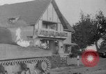 Image des troupes américaines avançant dans Seconde Guerre Mondiale Belgique, 1944, de la seconde 52 séquences d'archives historiques vidéo 65675055108