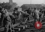 Immagine di Prigionieri di guerra tedeschi Varsavia POLONIA, 1947, secondo 15 filmato di repertorio 65675055115