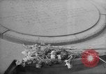 Immagine di monumento originale agli eroi del ghetto Varsavia POLONIA, 1947, secondo 42 filmato di repertorio 65675055118