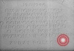 Immagine di monumento originale agli eroi del ghetto Varsavia POLONIA, 1947, secondo 50 filmato di repertorio 65675055118